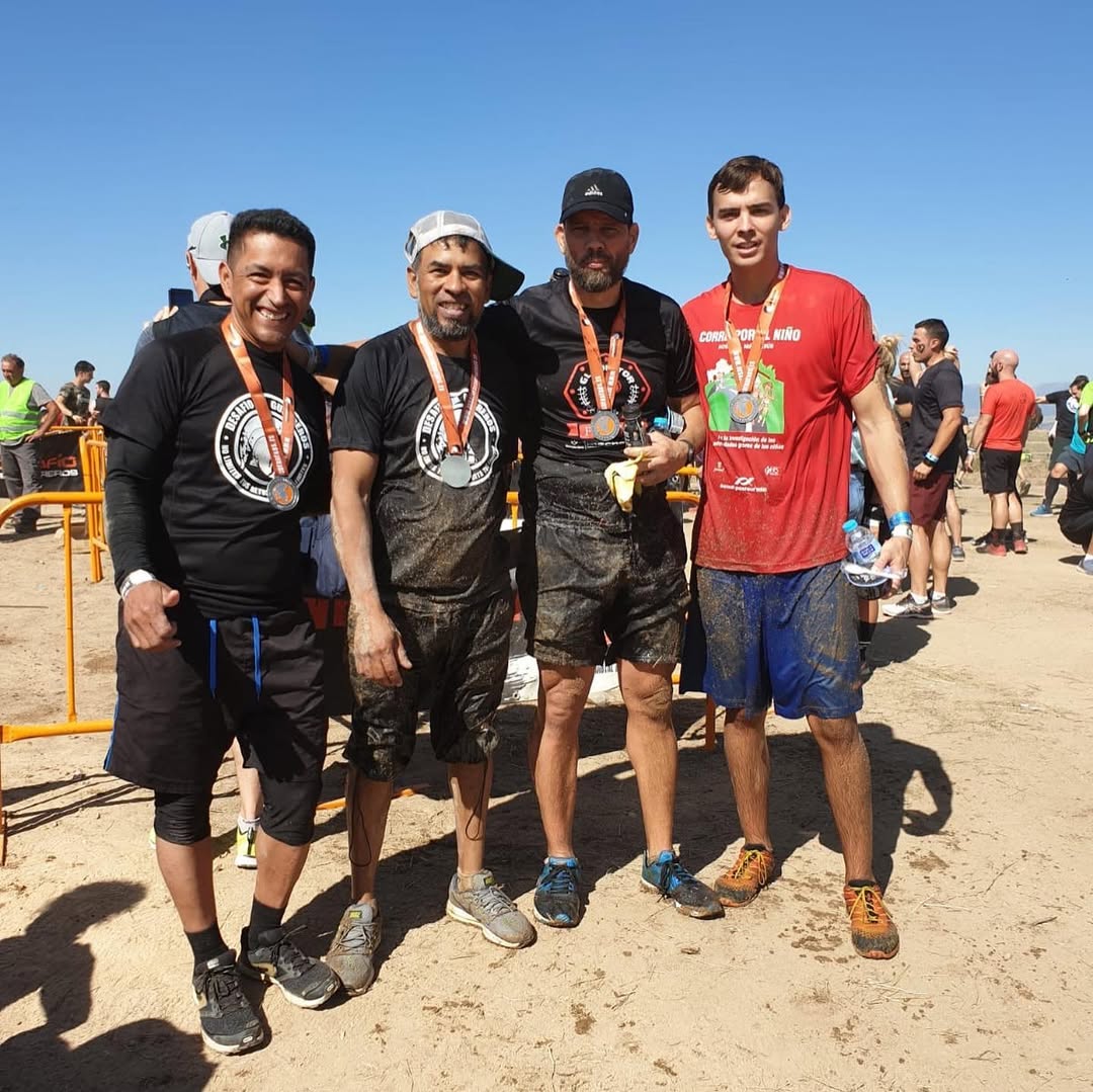 Equipo de obra participando en carrera solidaria