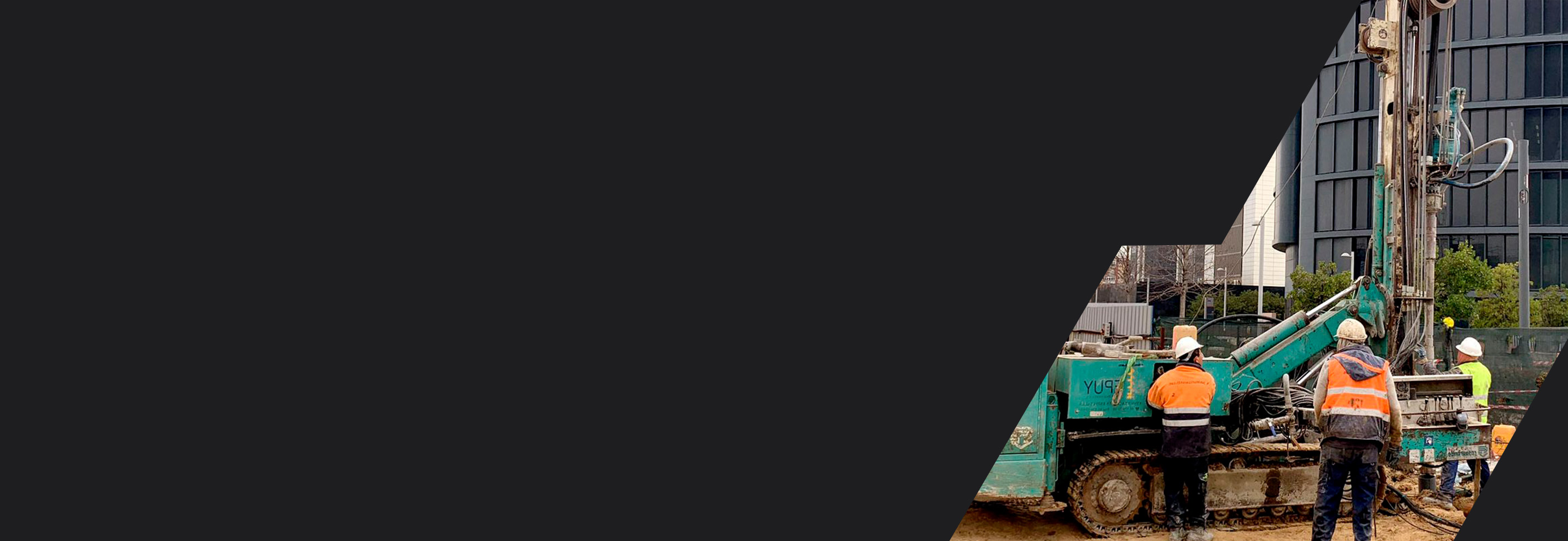 Equipo de perforación ejecutando micropilotes en obra