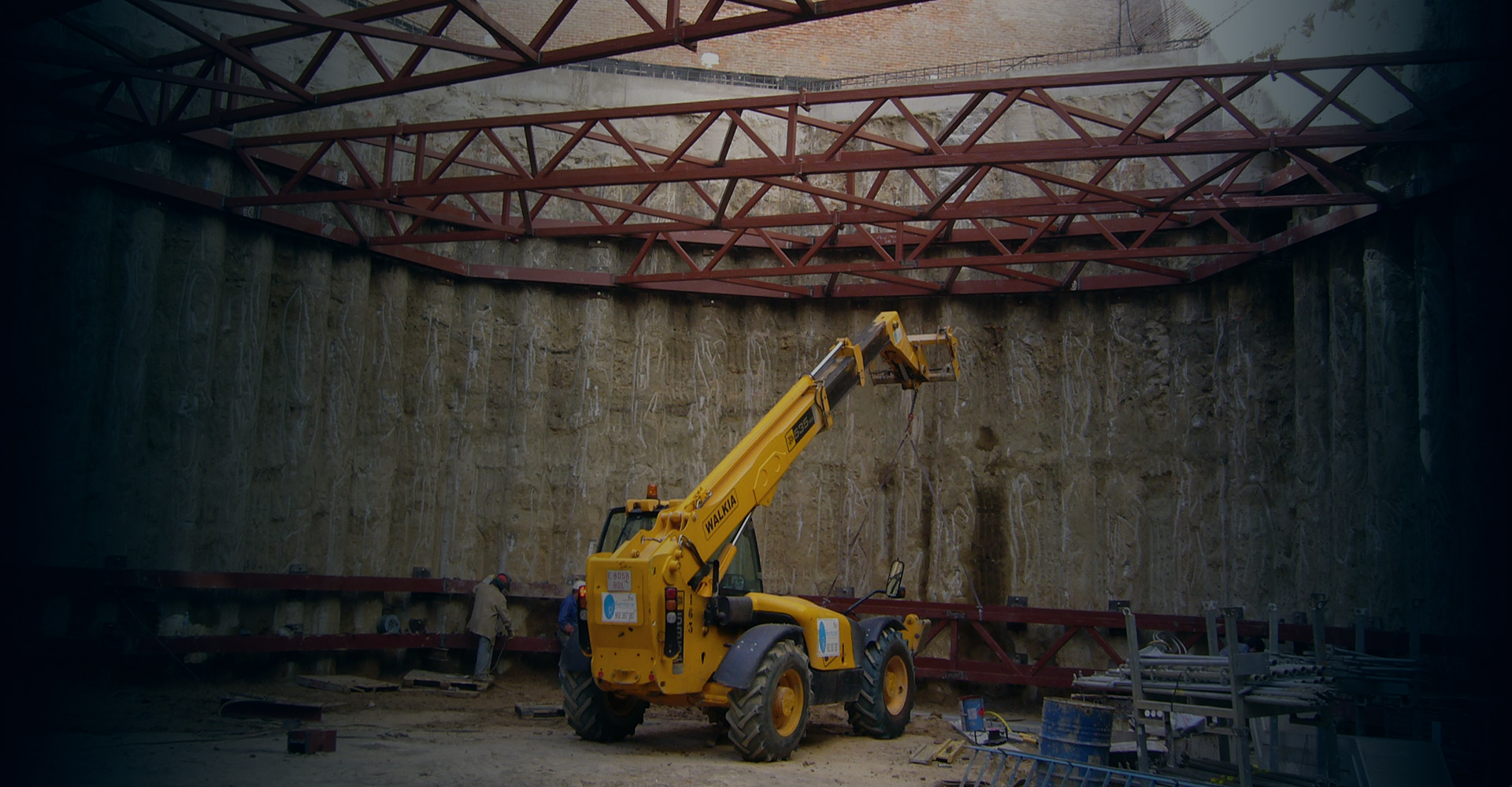 Equipo de perforación ejecutando pilotes en obra